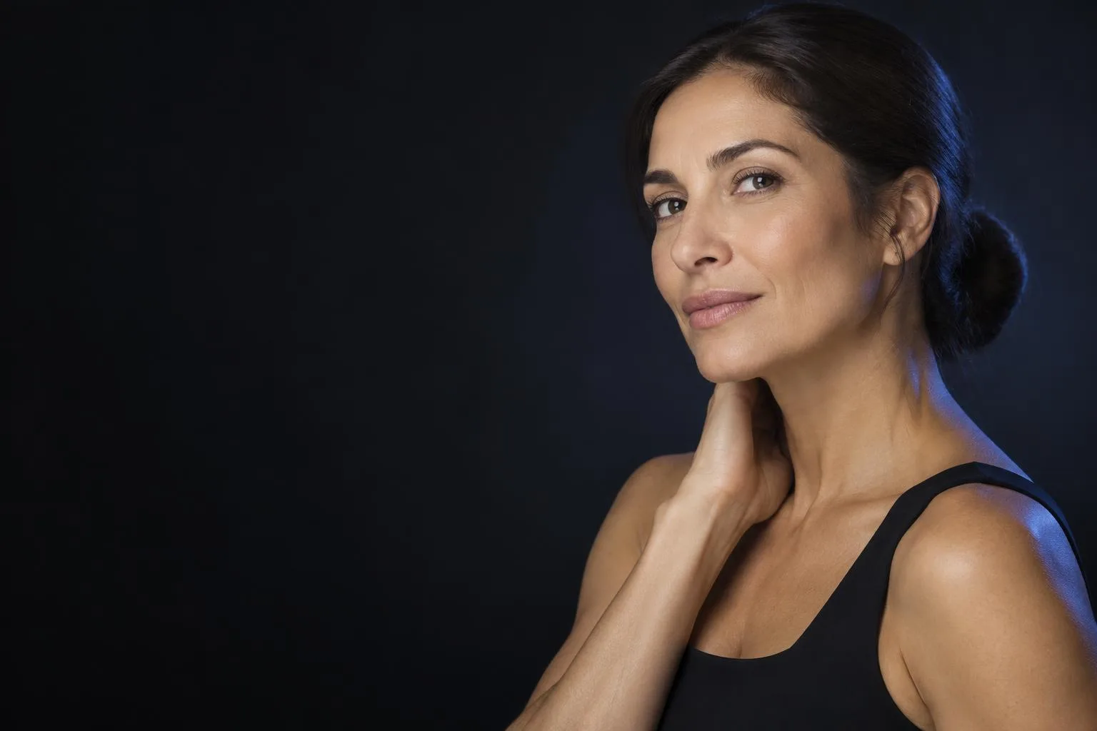 Mujer con rostro rejuvenecido y natural tras lifting facial endoscópico en Medellín